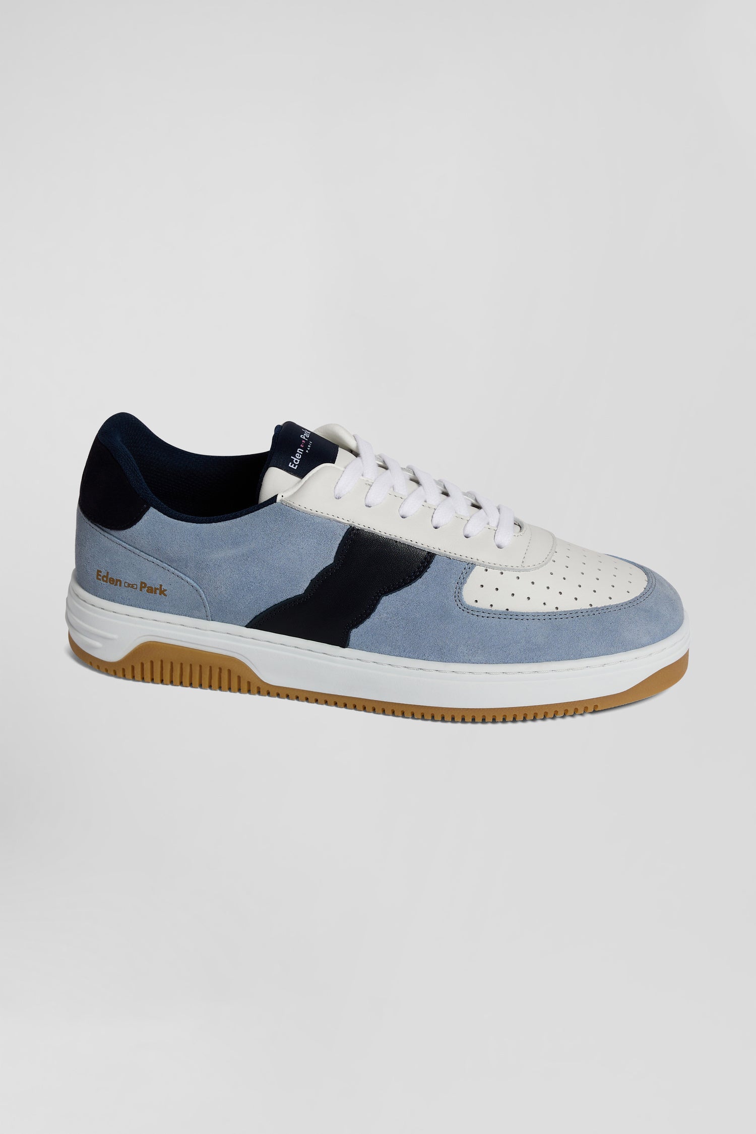 Sky blue low top leather sneakers with navy blue cut out Eden Park