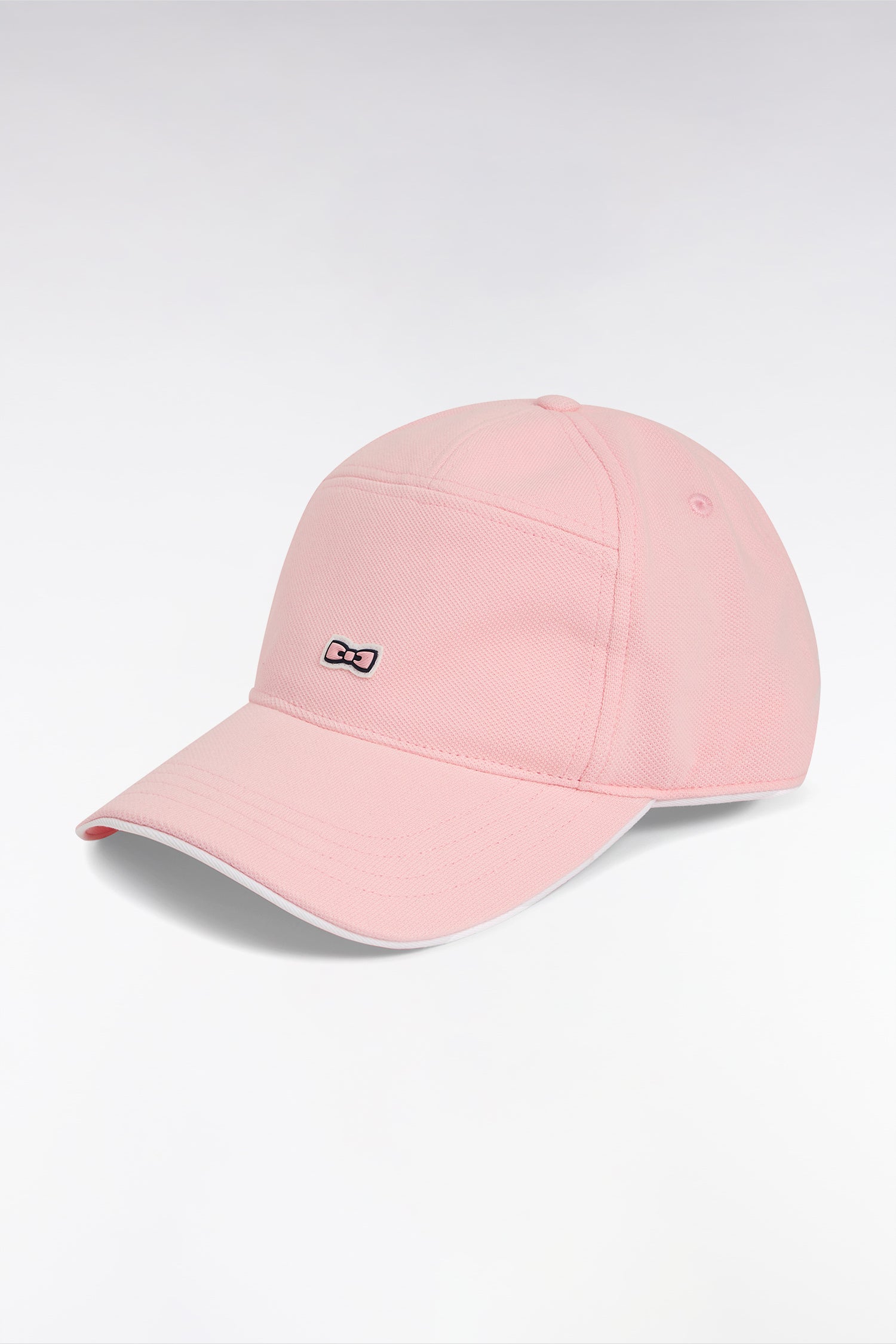 Casquette en piqué de coton rose badge gomme nœud papillon