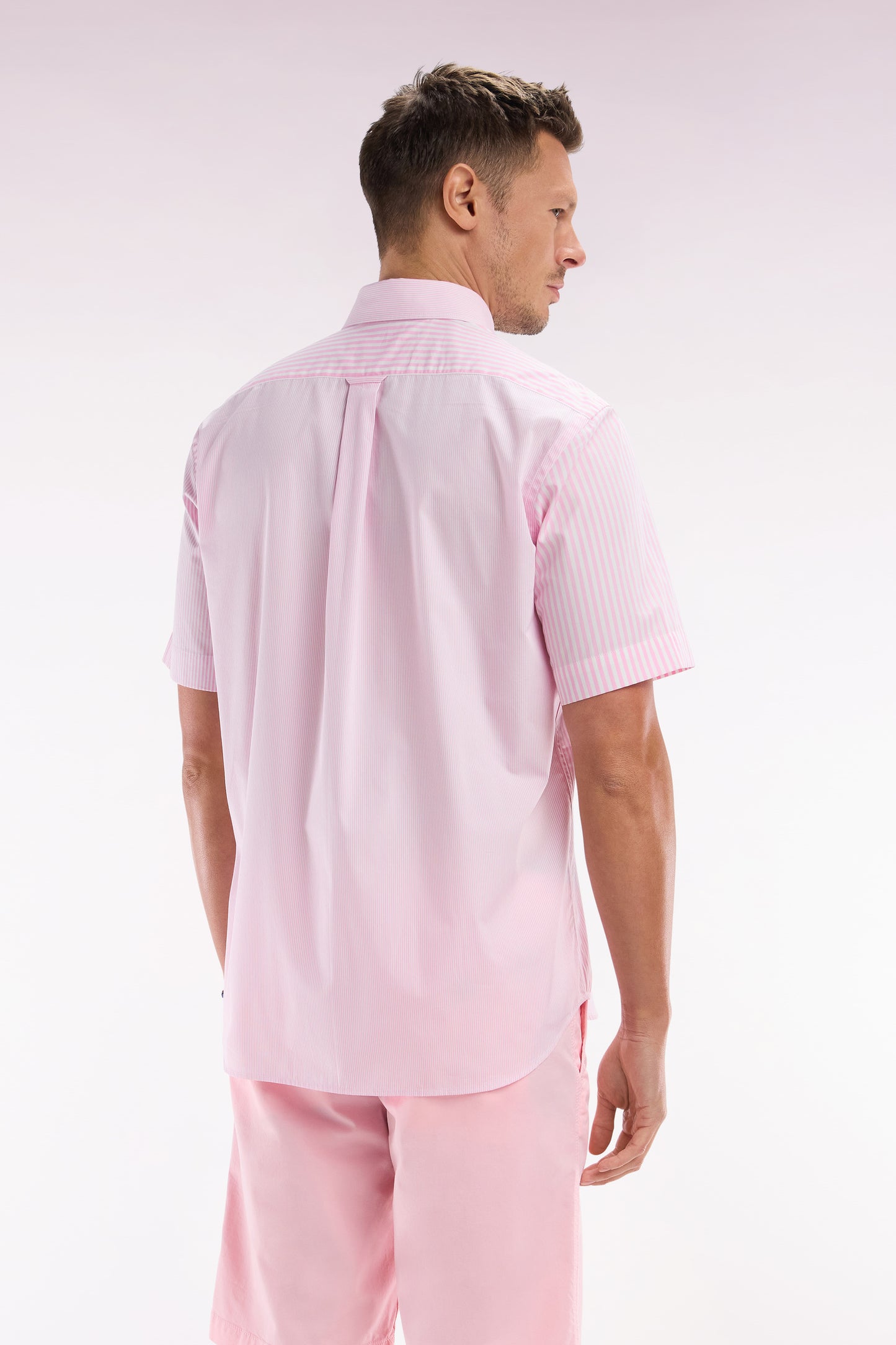 Chemise à manches courtes en popeline de coton rayée rose coupe droite