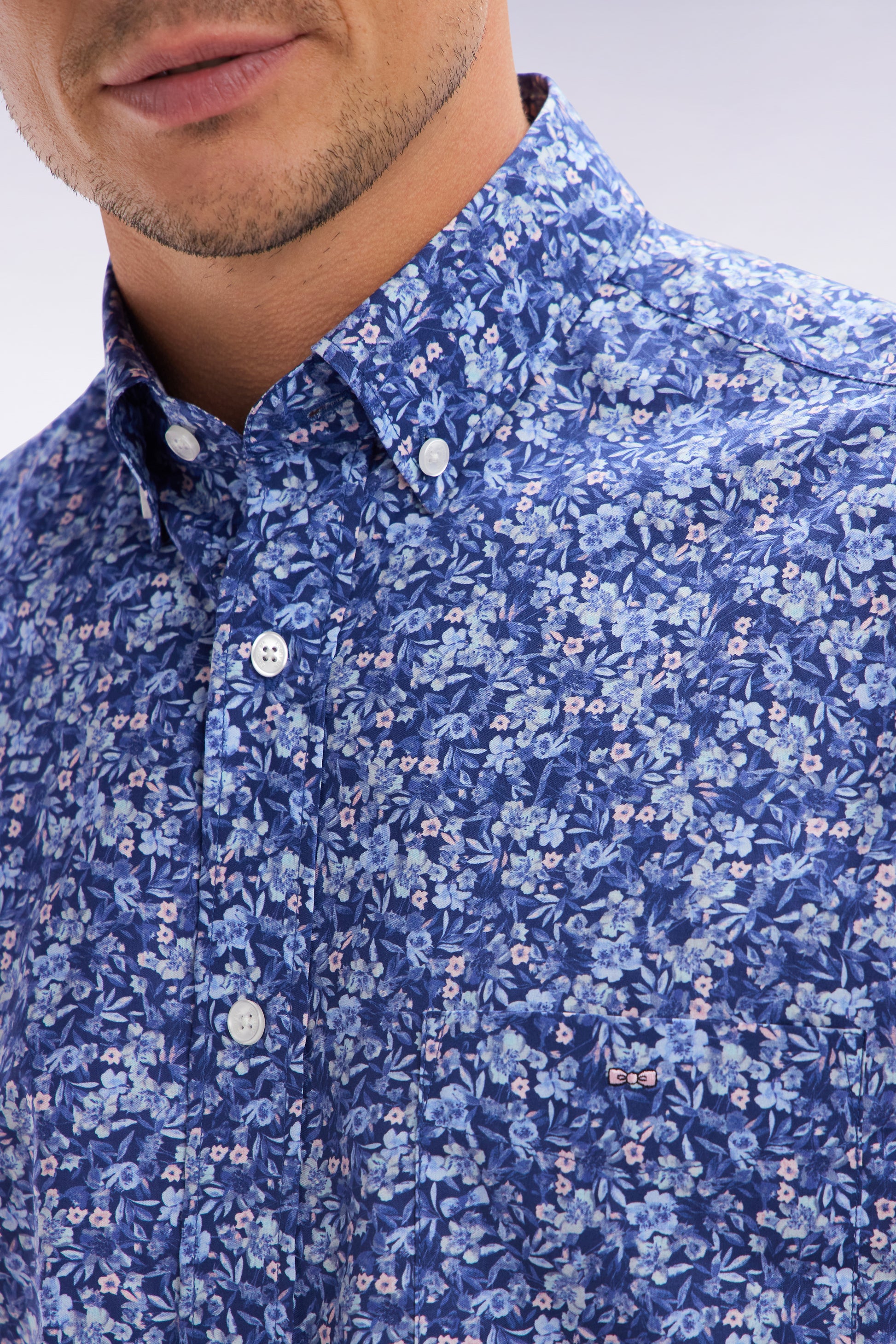 Chemise à manches courtes en popeline de coton Pima bleue micromotif floral coupe droite