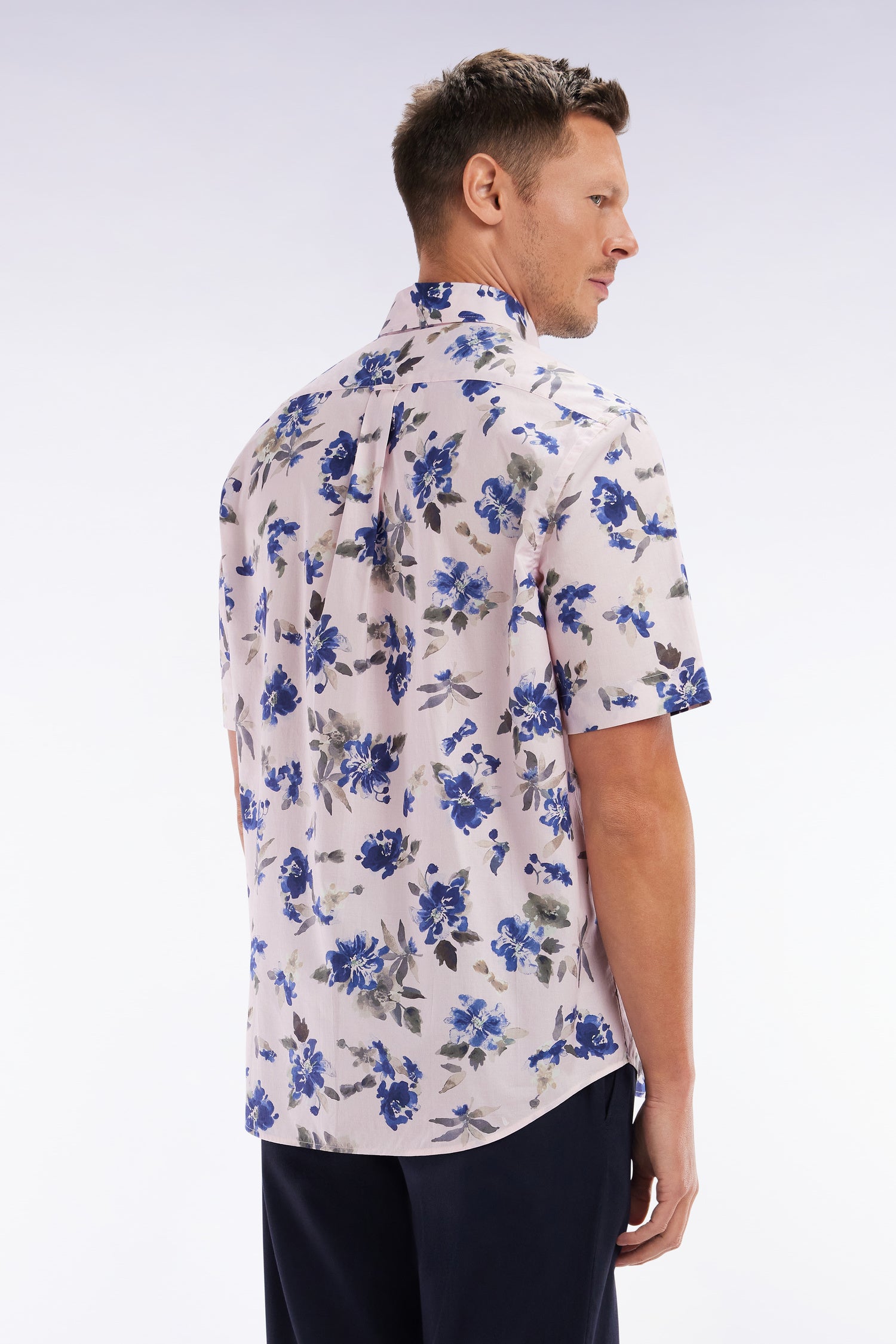 Chemise à manches courtes en popeline de coton Pima rose motif floral bleu coupe droite