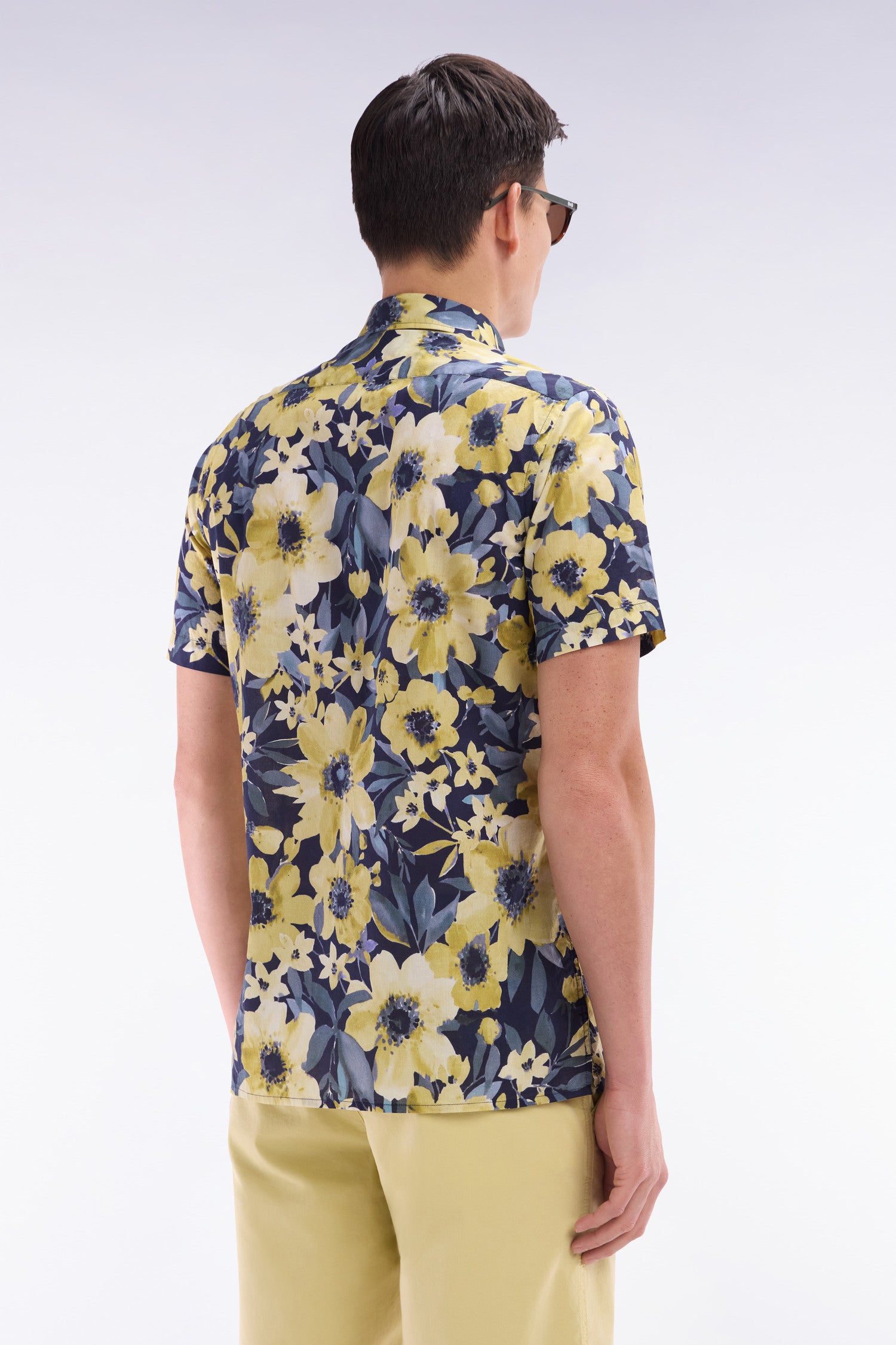 Chemise à manches courtes en popeline de coton marine motif floral jaune coupe droite