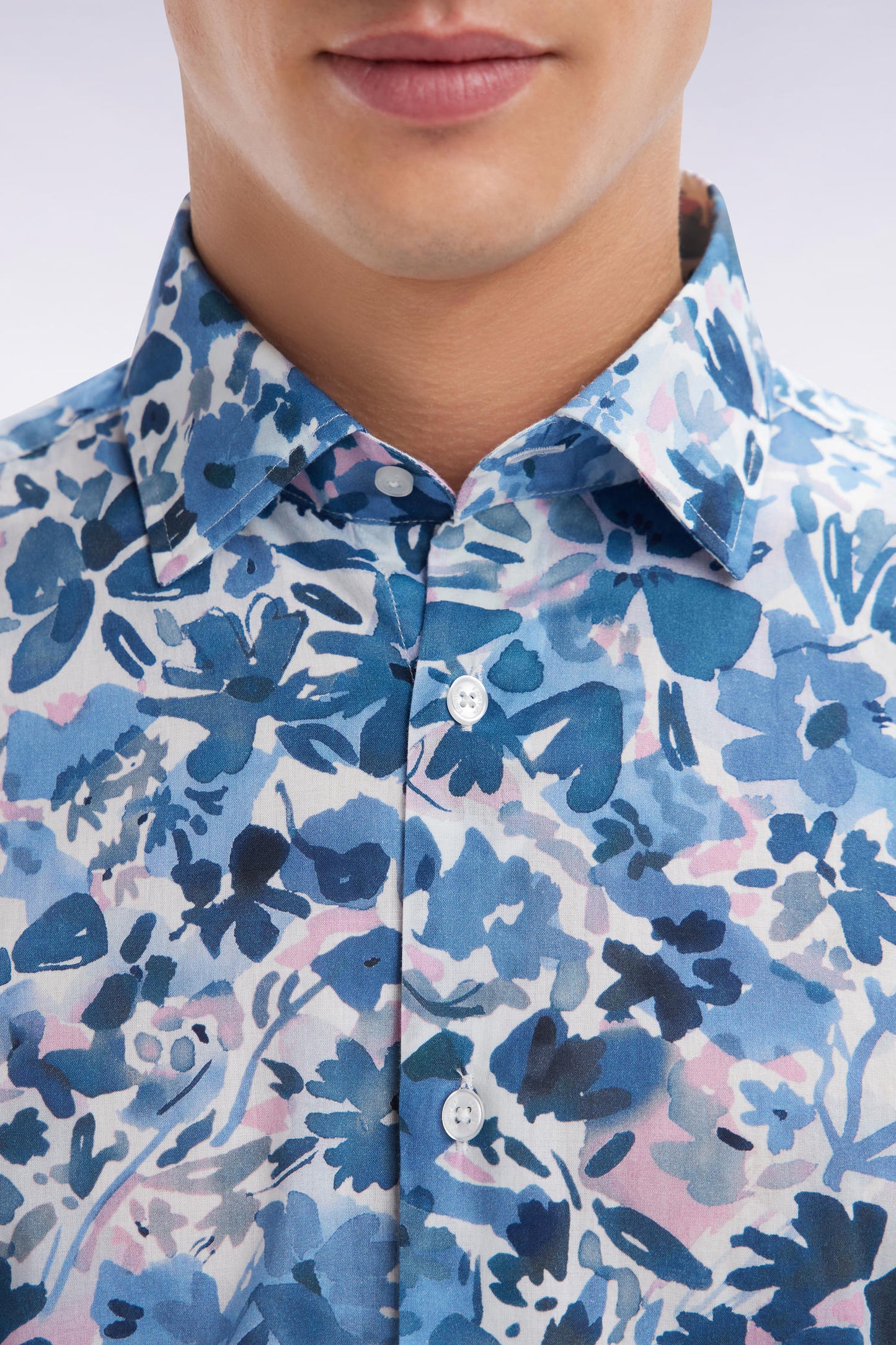 Chemise à manches courtes en coton imprimé floral marine coupe ajustée