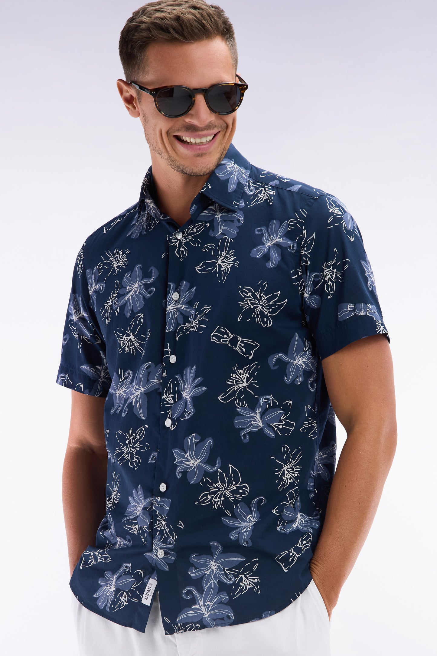 Chemise à manches courtes en coton marine imprimé fleurs coupe ajustée