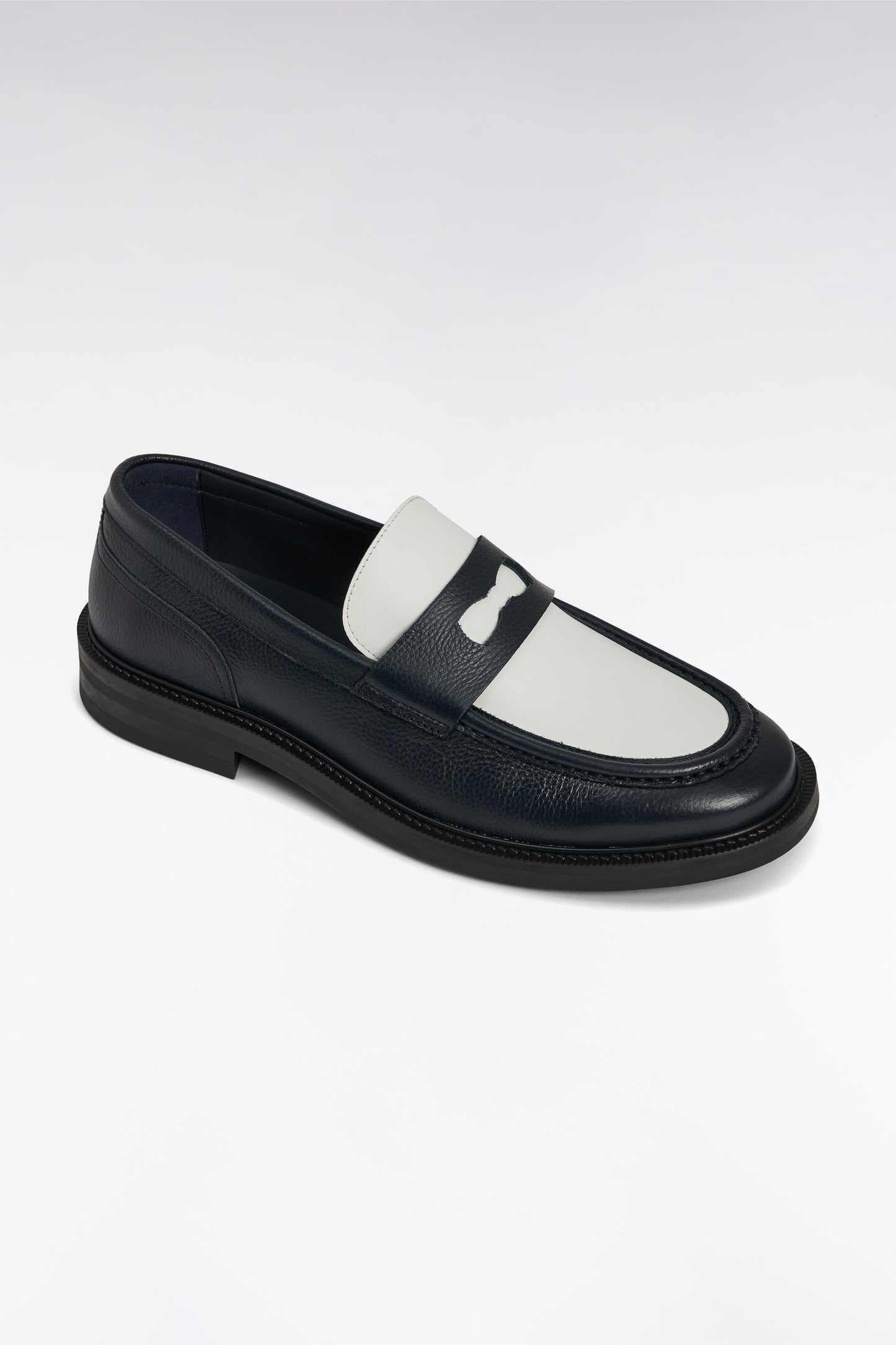 Mocassins bicolores en cuir grainé noirs et blancs