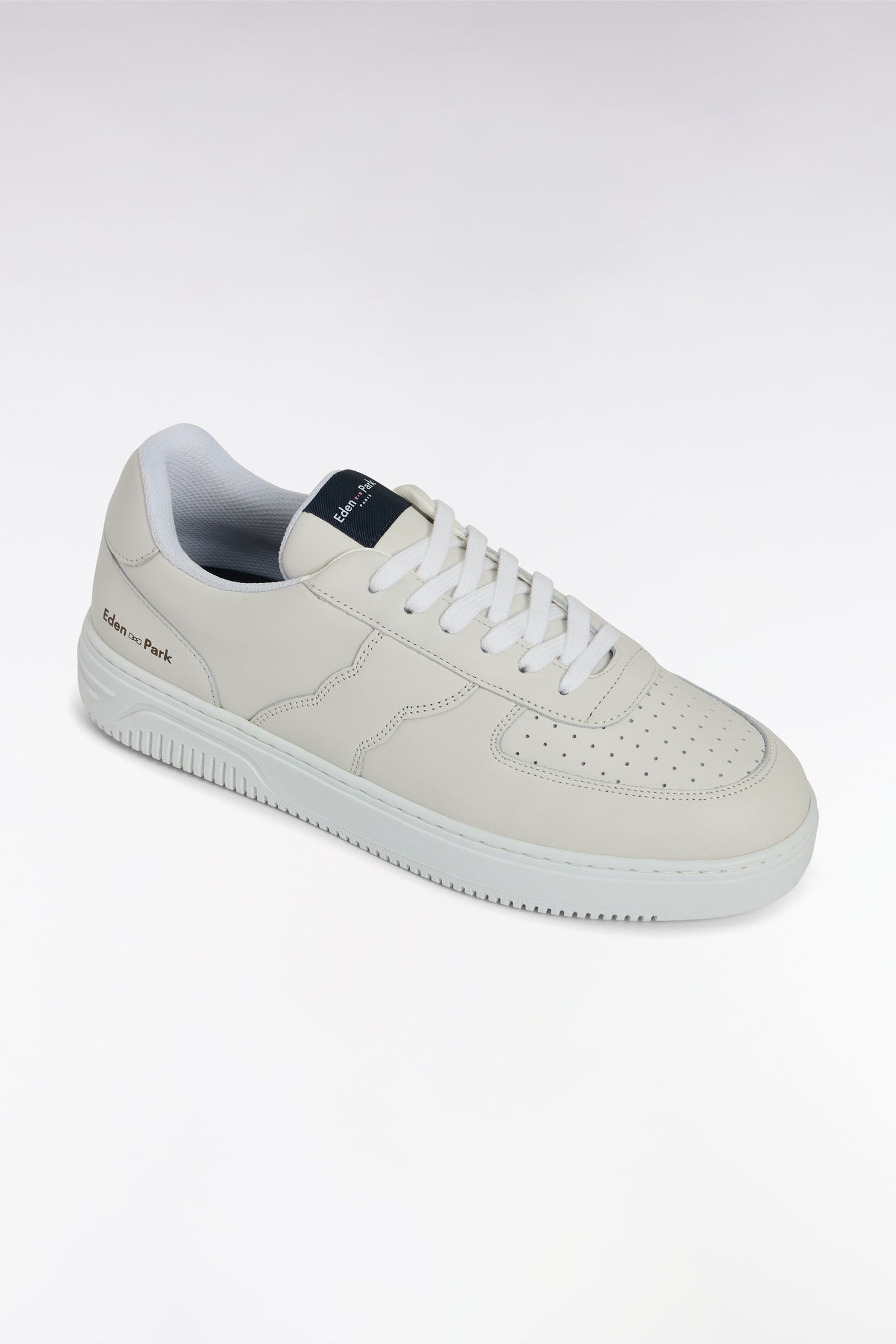 Sneakers en cuir perforé blanches