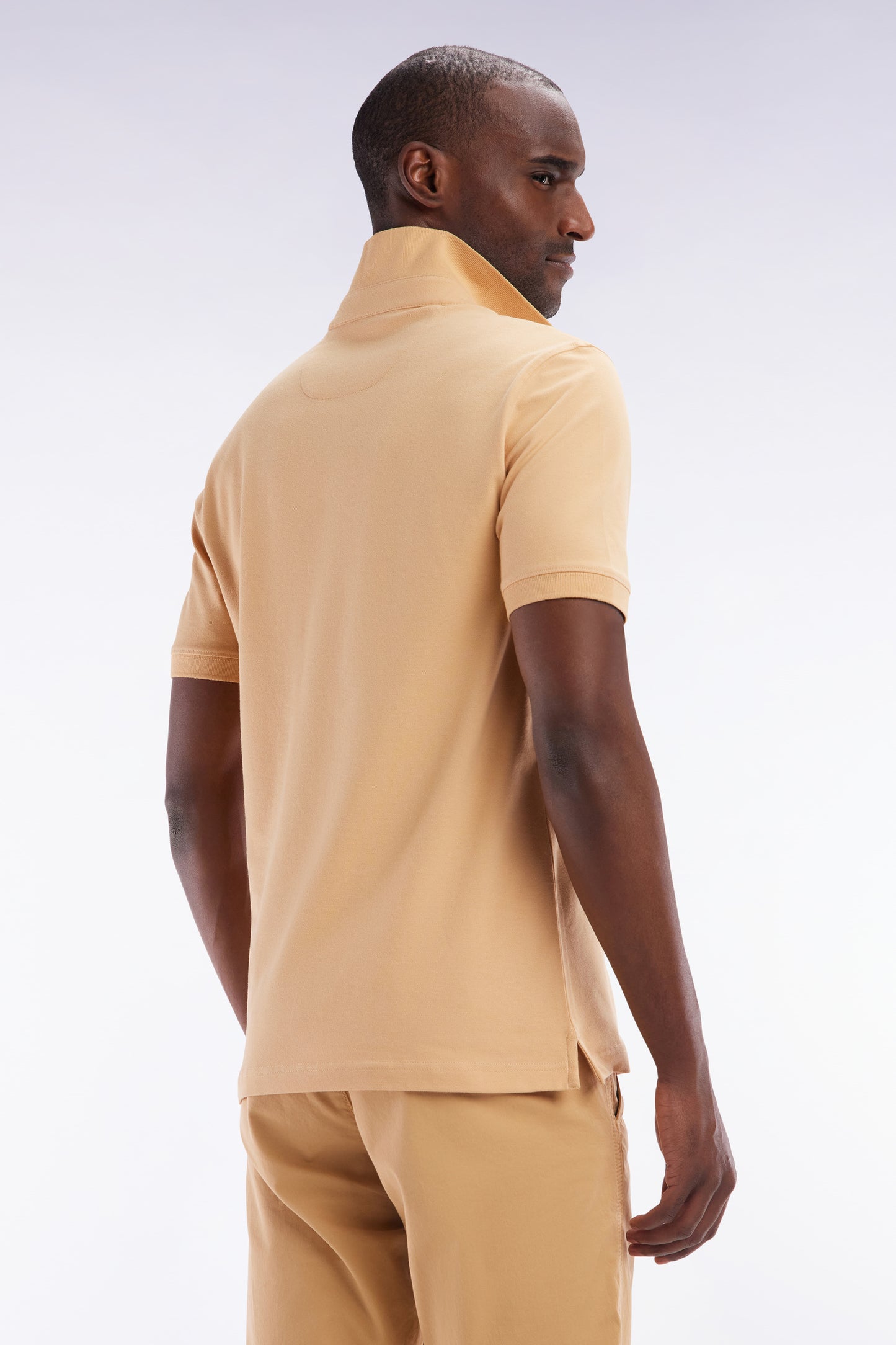 Polo à manches courtes en piqué coton stretch camel coupe ajustée