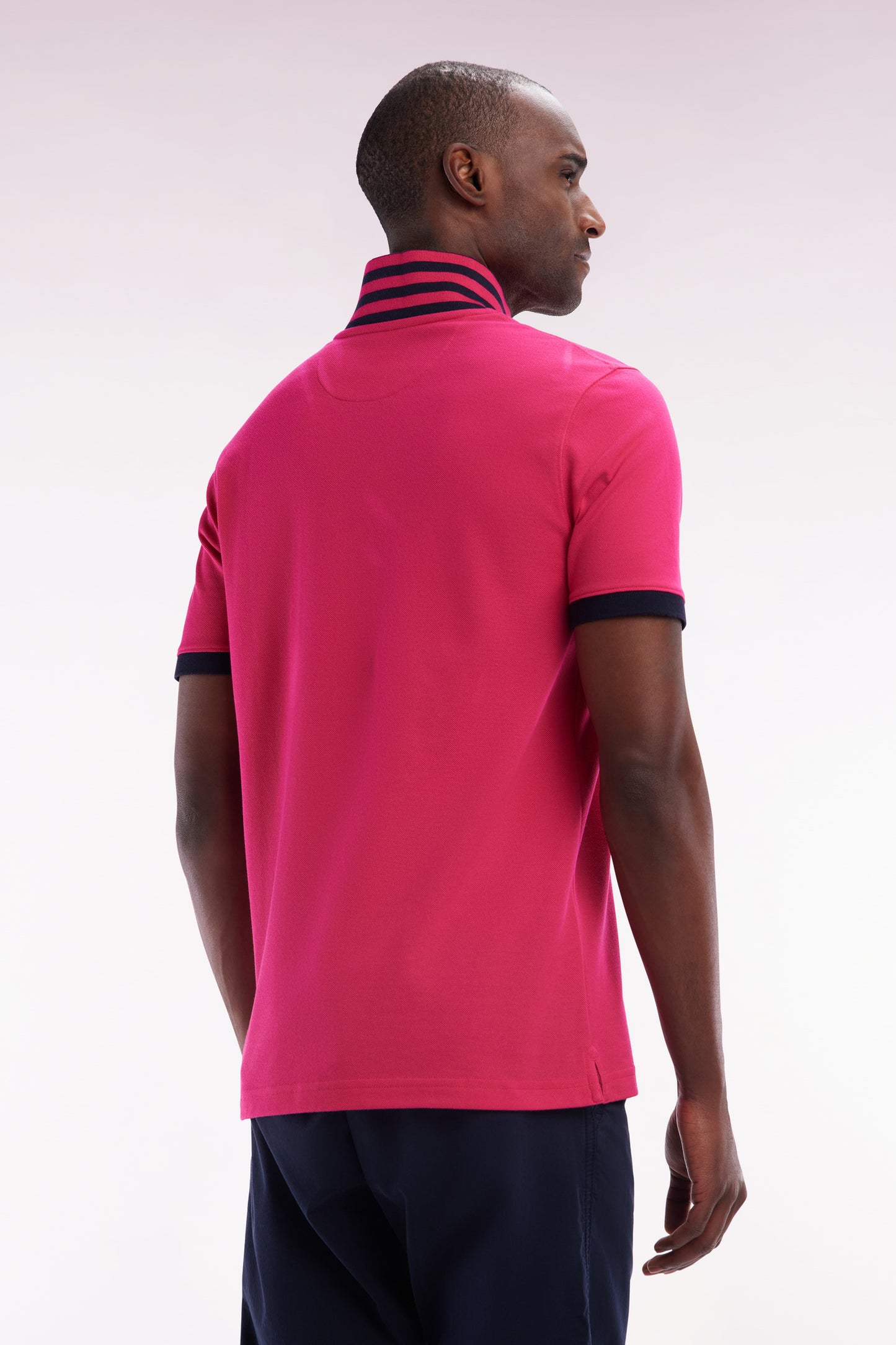 Polo à manches courtes en piqué de coton Pima fuchsia dessous de col cerclé coupe droite