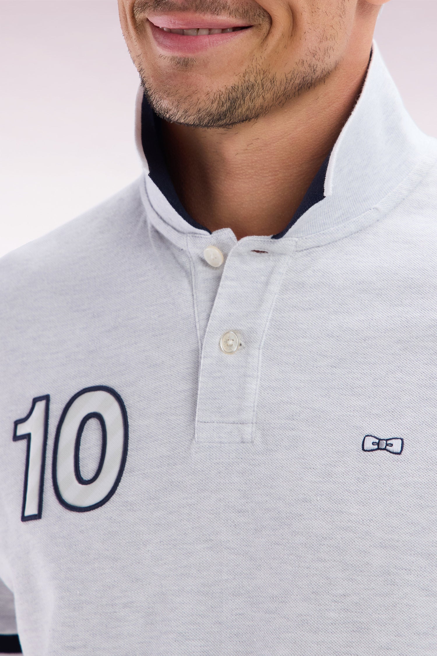 Polo à manches courtes en coton gris broderie 10 coupe décontractée