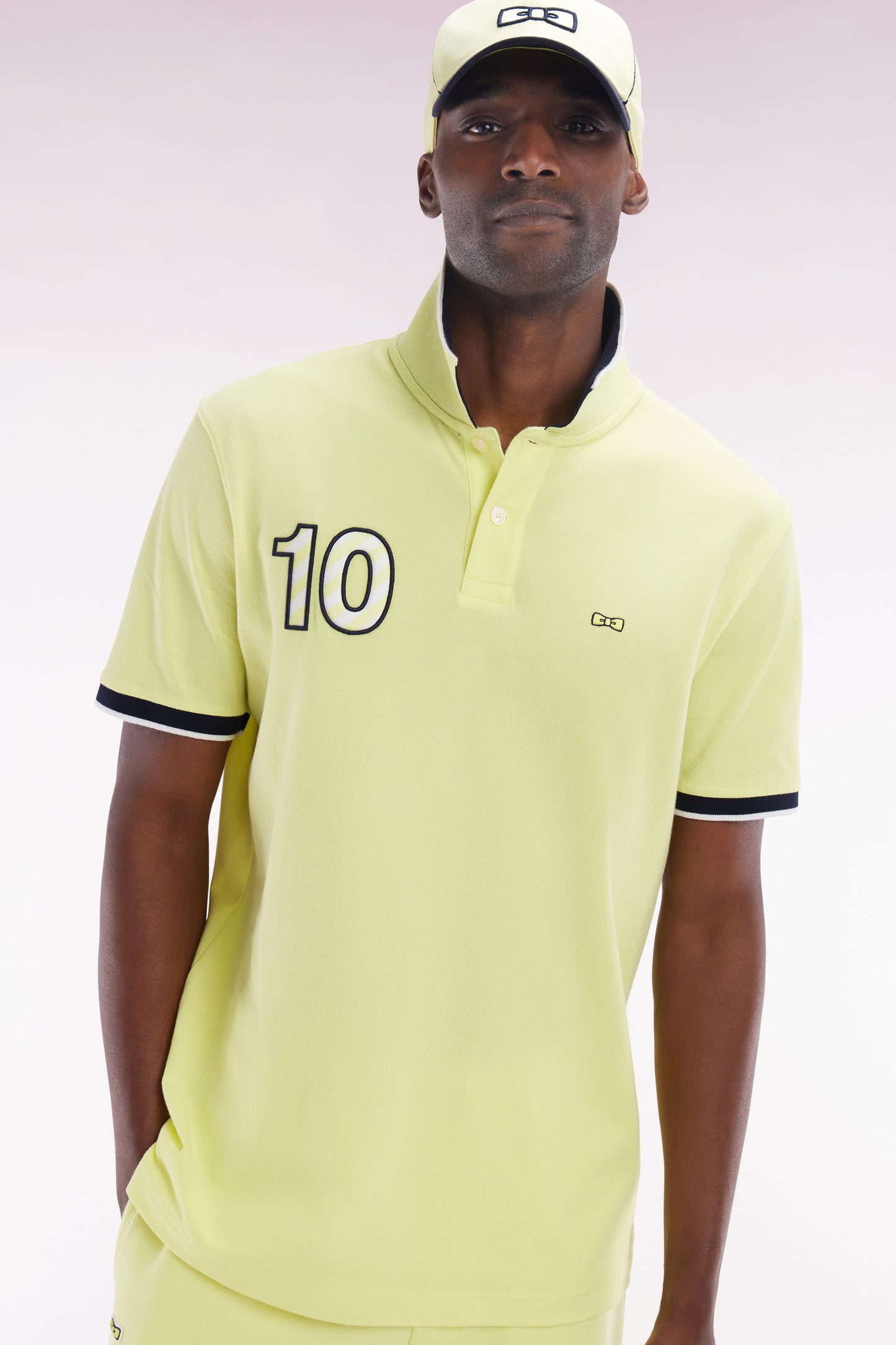 Polo à manches courtes en coton jaune broderie 10 coupe décontractée