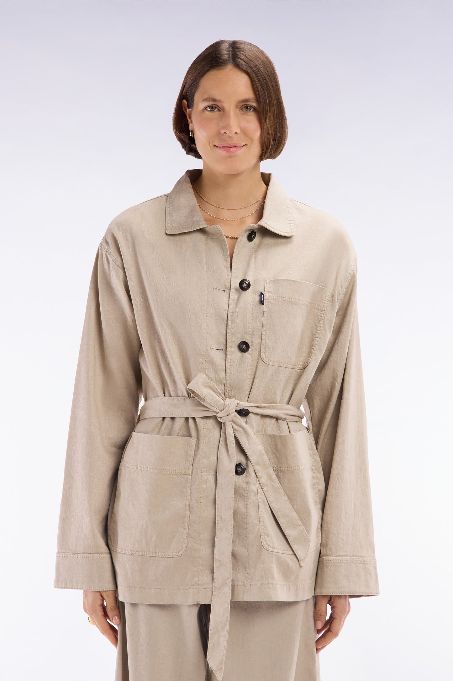 Surchemise ceinturée en lin et coton stretch beige coupe oversized