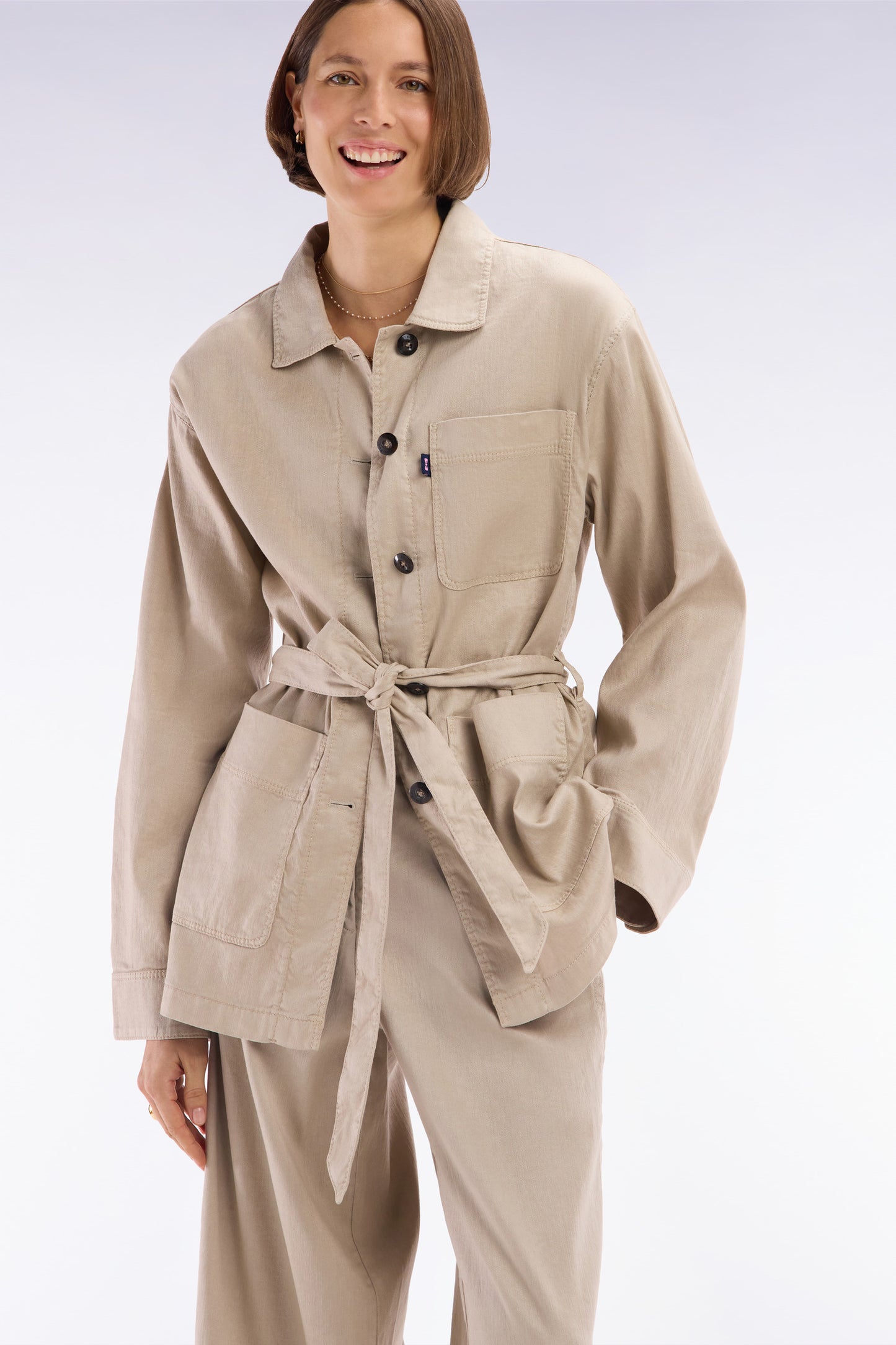 Surchemise ceinturée en lin et coton stretch beige coupe oversized