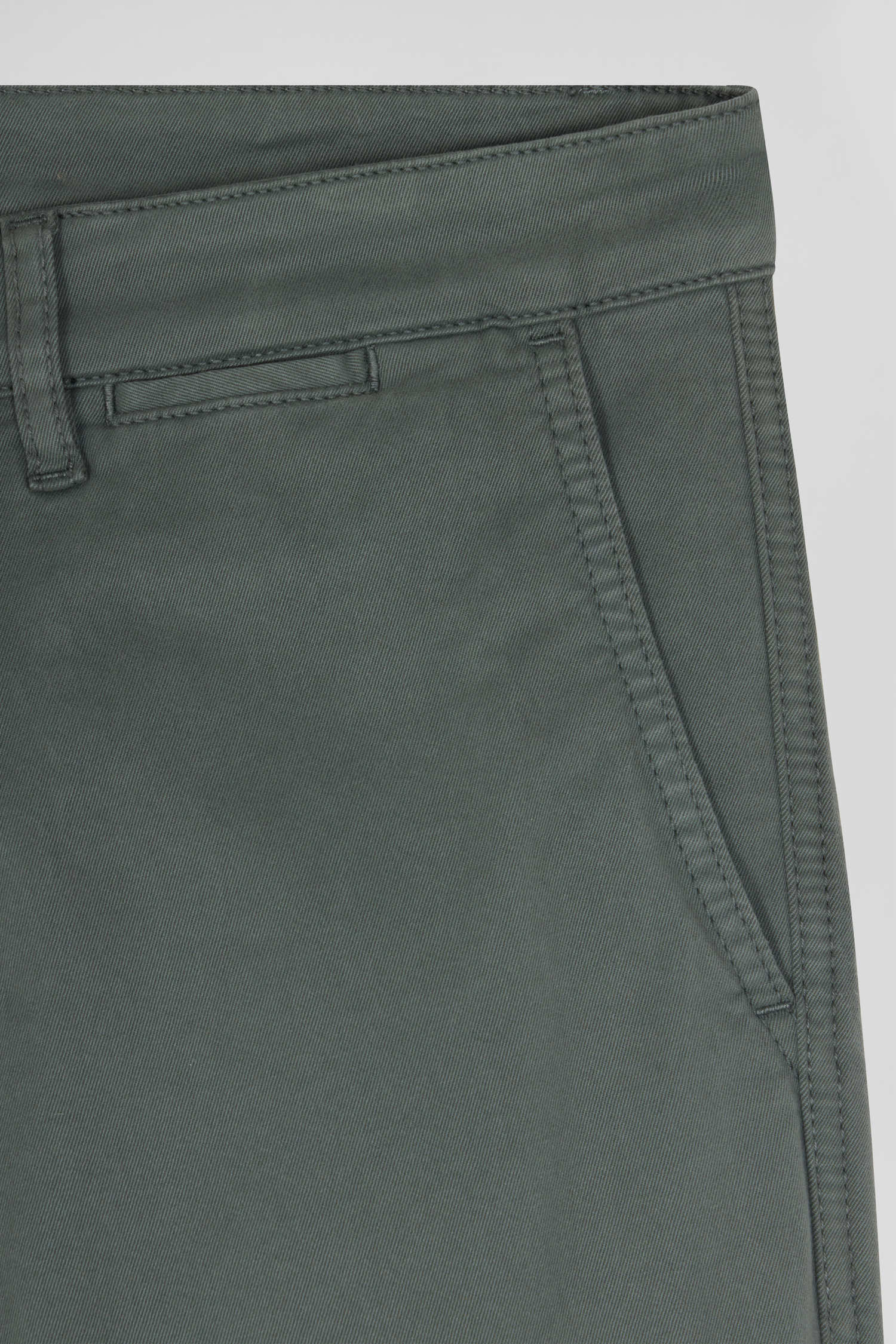 Pantalon chino gris en gabardine de coton stretch coupe Regular