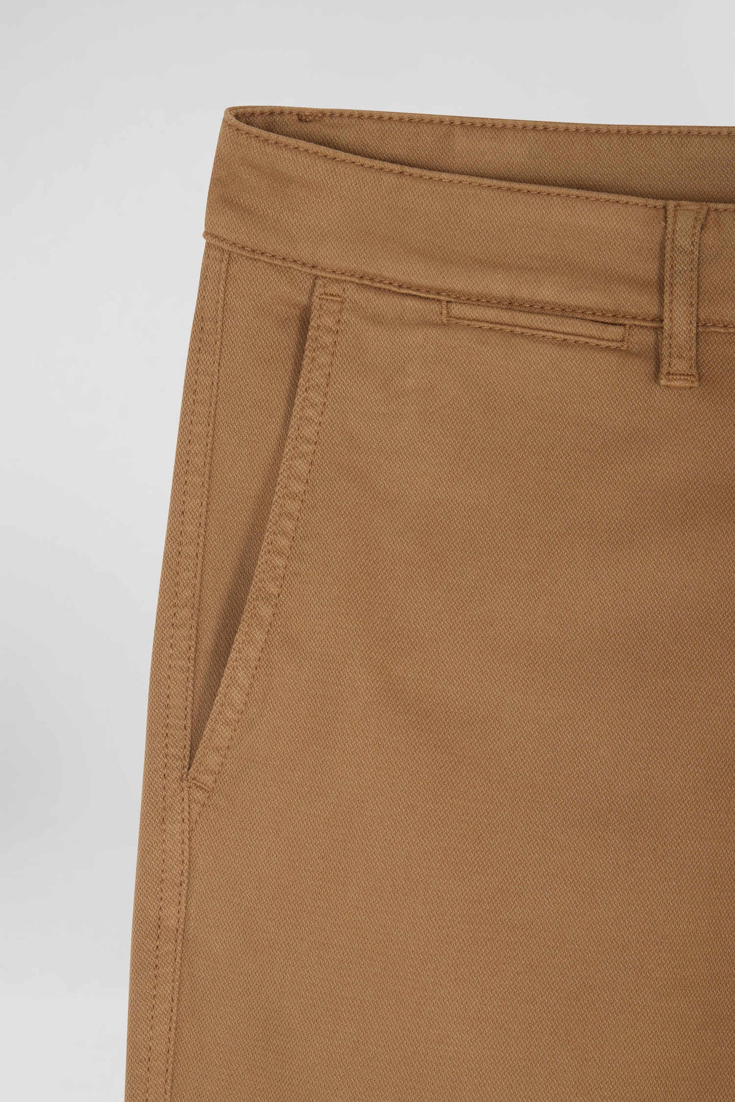 Pantalon chino en piqué de coton stretch et modal beige coupe Regular