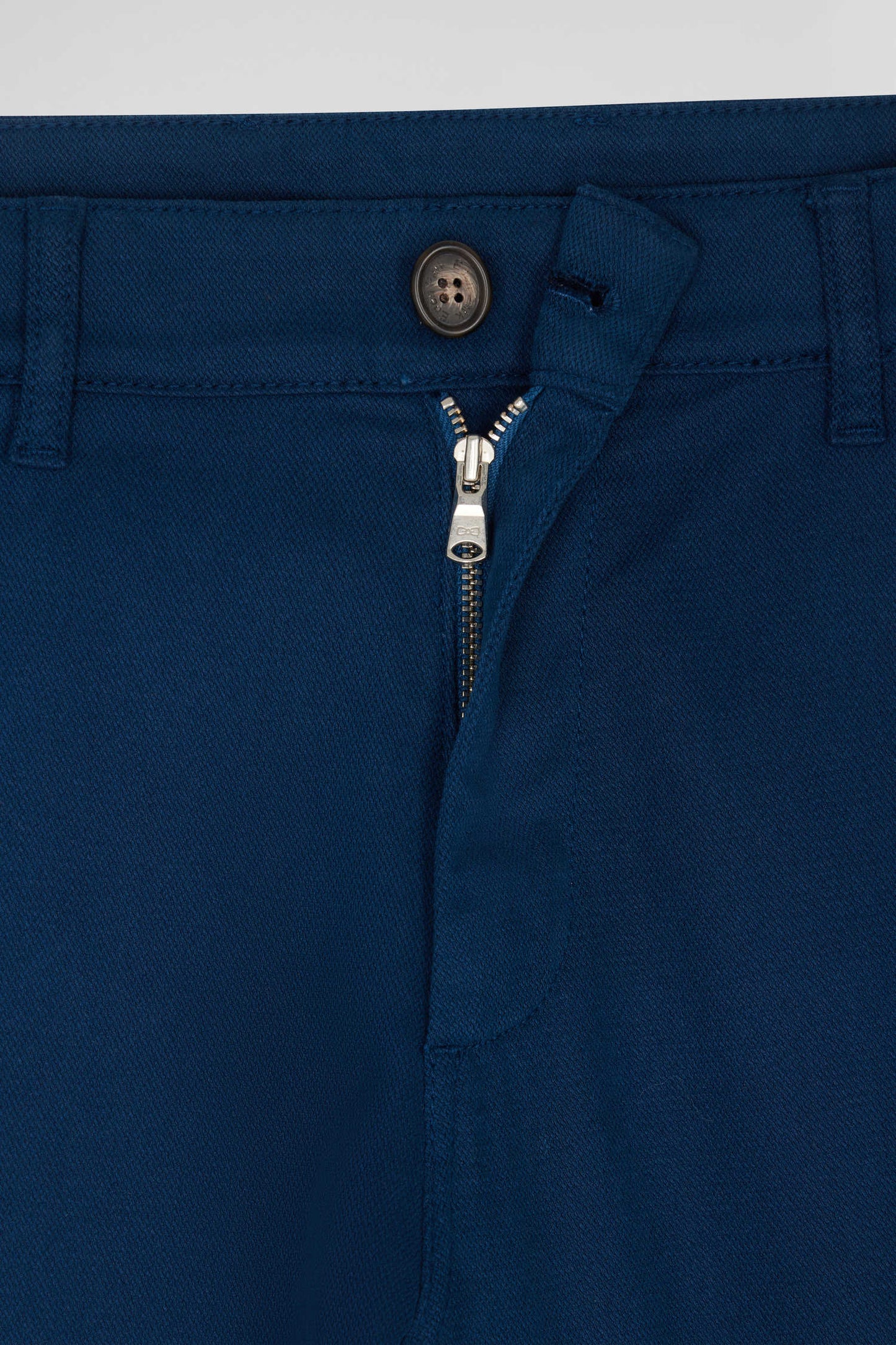 Pantalon chino en piqué de coton stretch et modal bleu coupe Regular