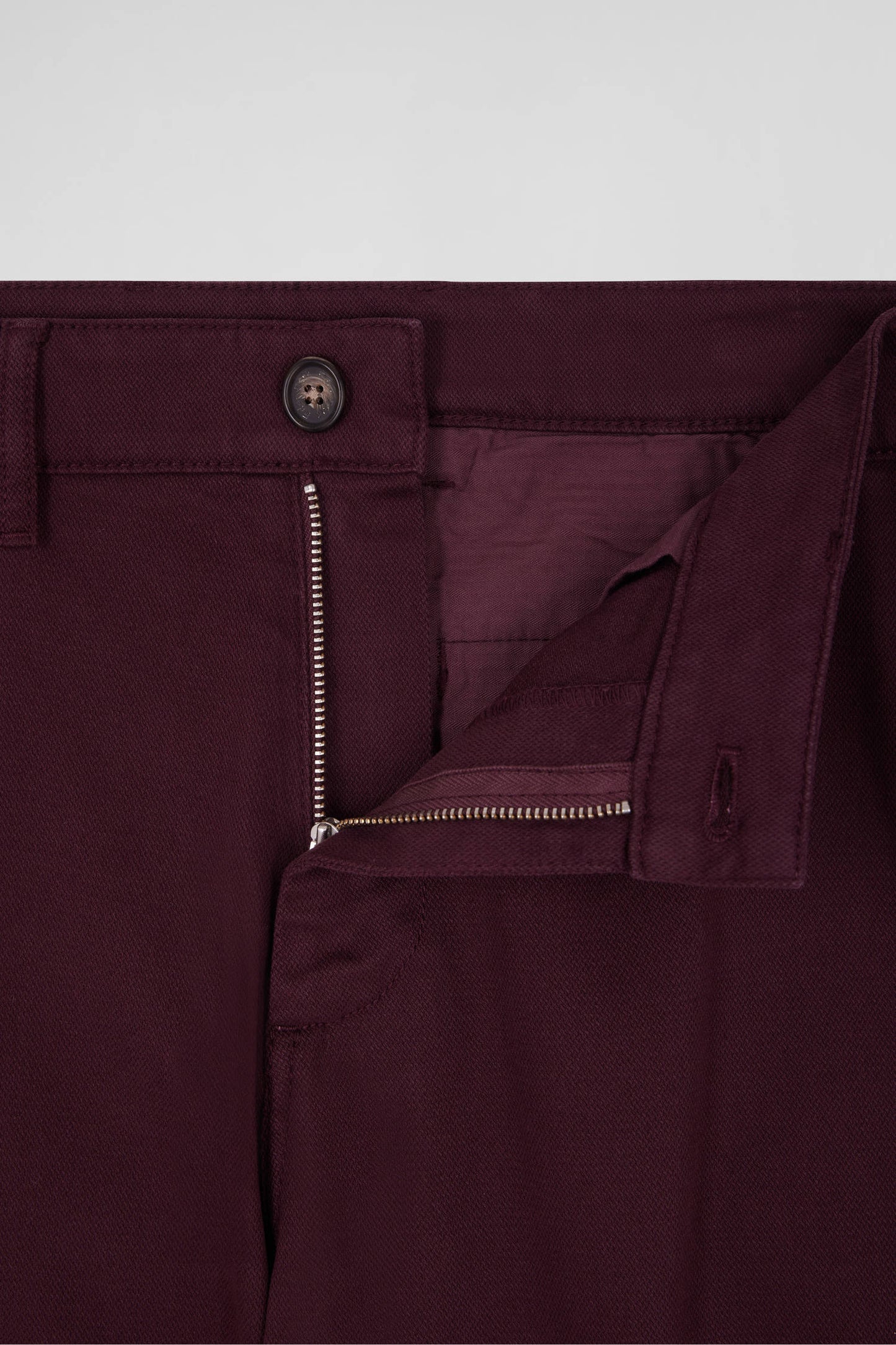 Pantalon chino en piqué de coton stretch et modal bordeaux coupe Regular