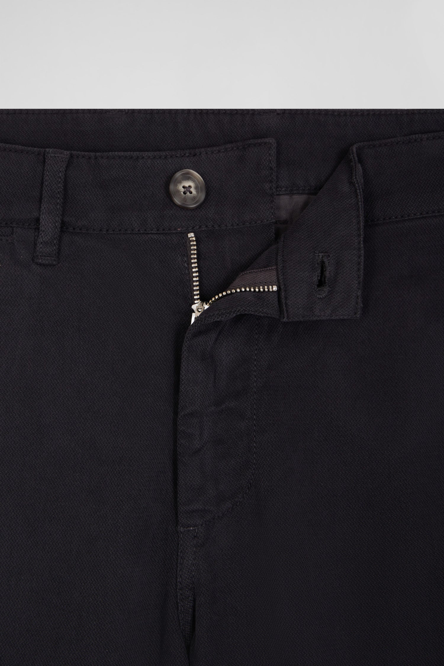 Pantalon chino en piqué de coton stretch et modal gris coupe Regular