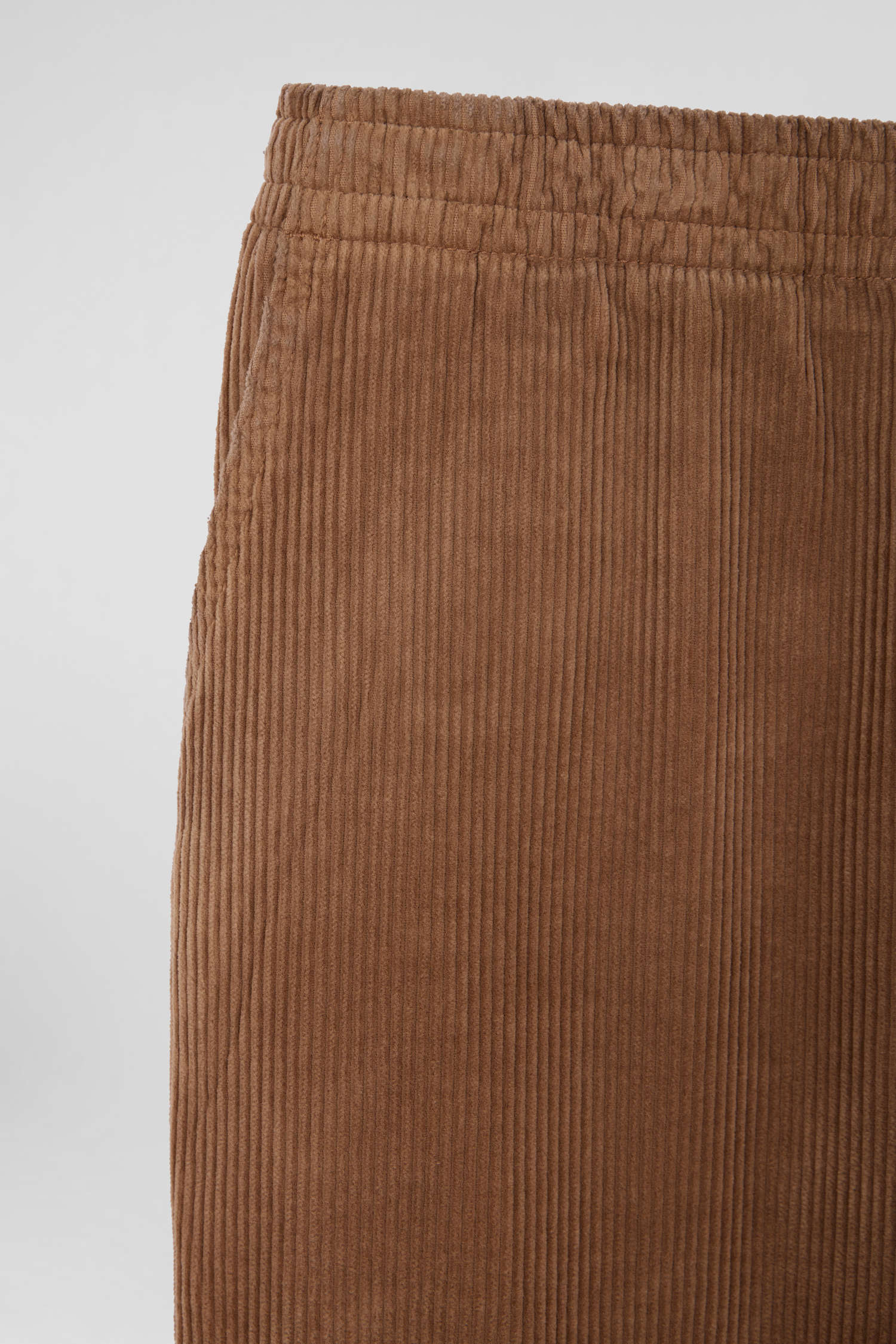 Pantalon à taille élastiquée en coton stretch camel coupe Modern