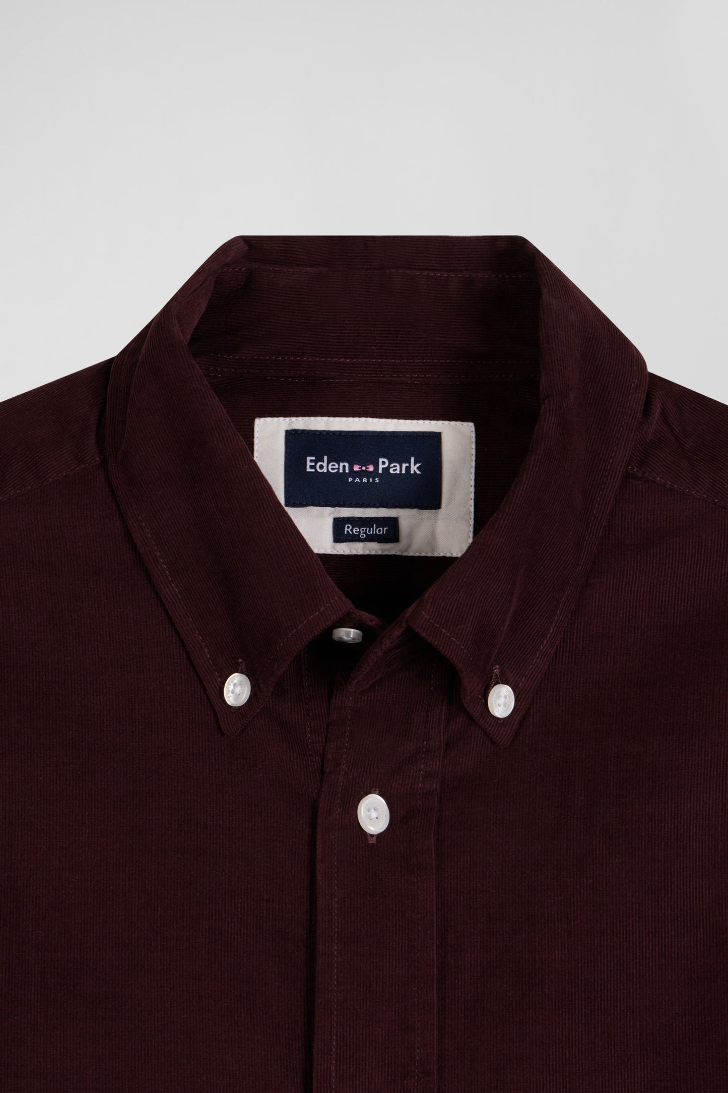 Chemise en coton uni bordeaux col boutonné et poche poitrine coupe Regular