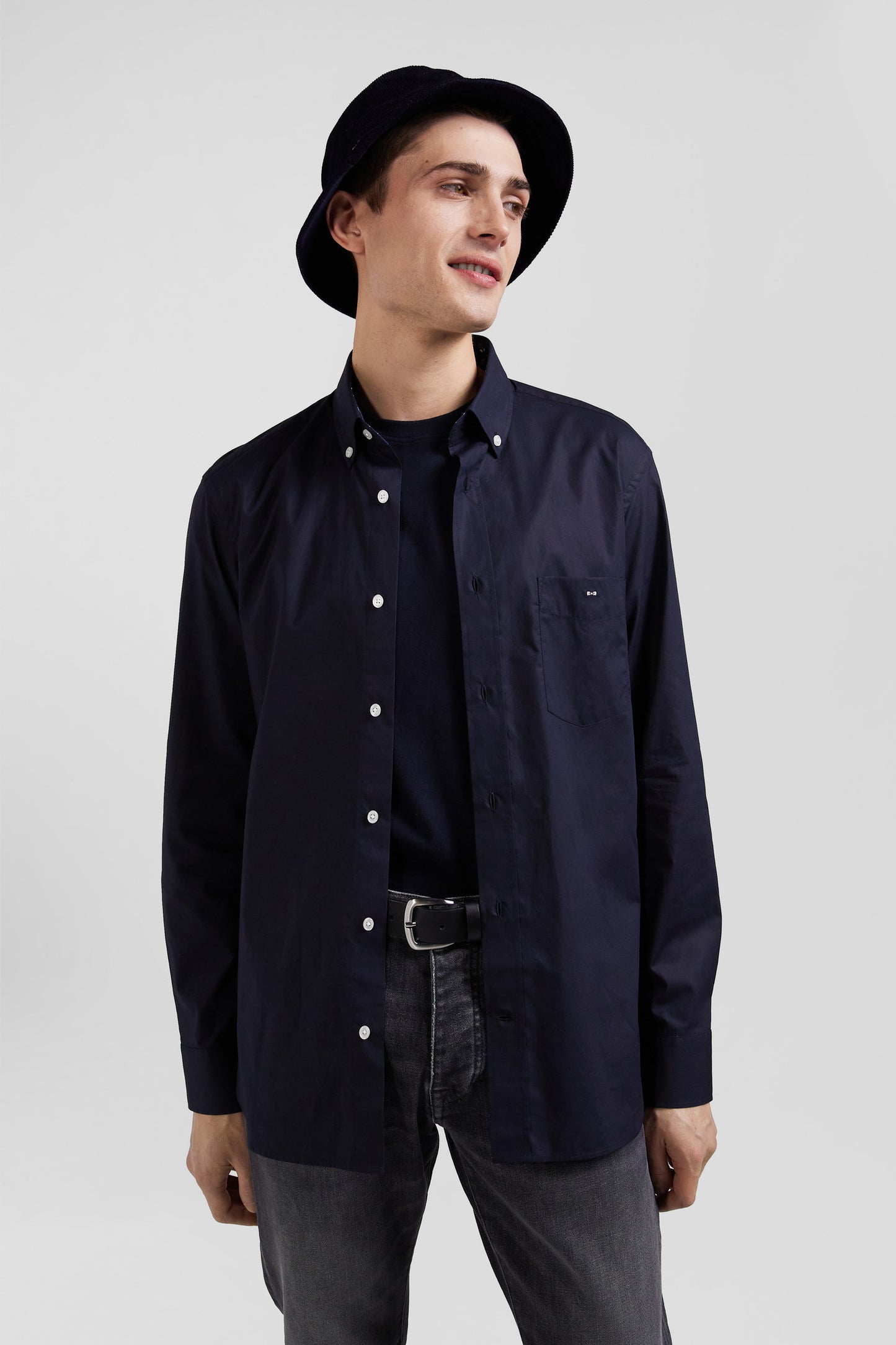 Regular navy blue cotton poplin shirt with button-down collar and printed elbow patches