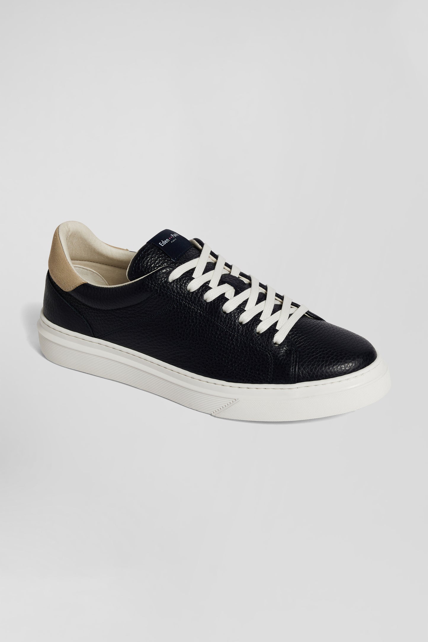 Paire de baskets basses en cuir bleu marine