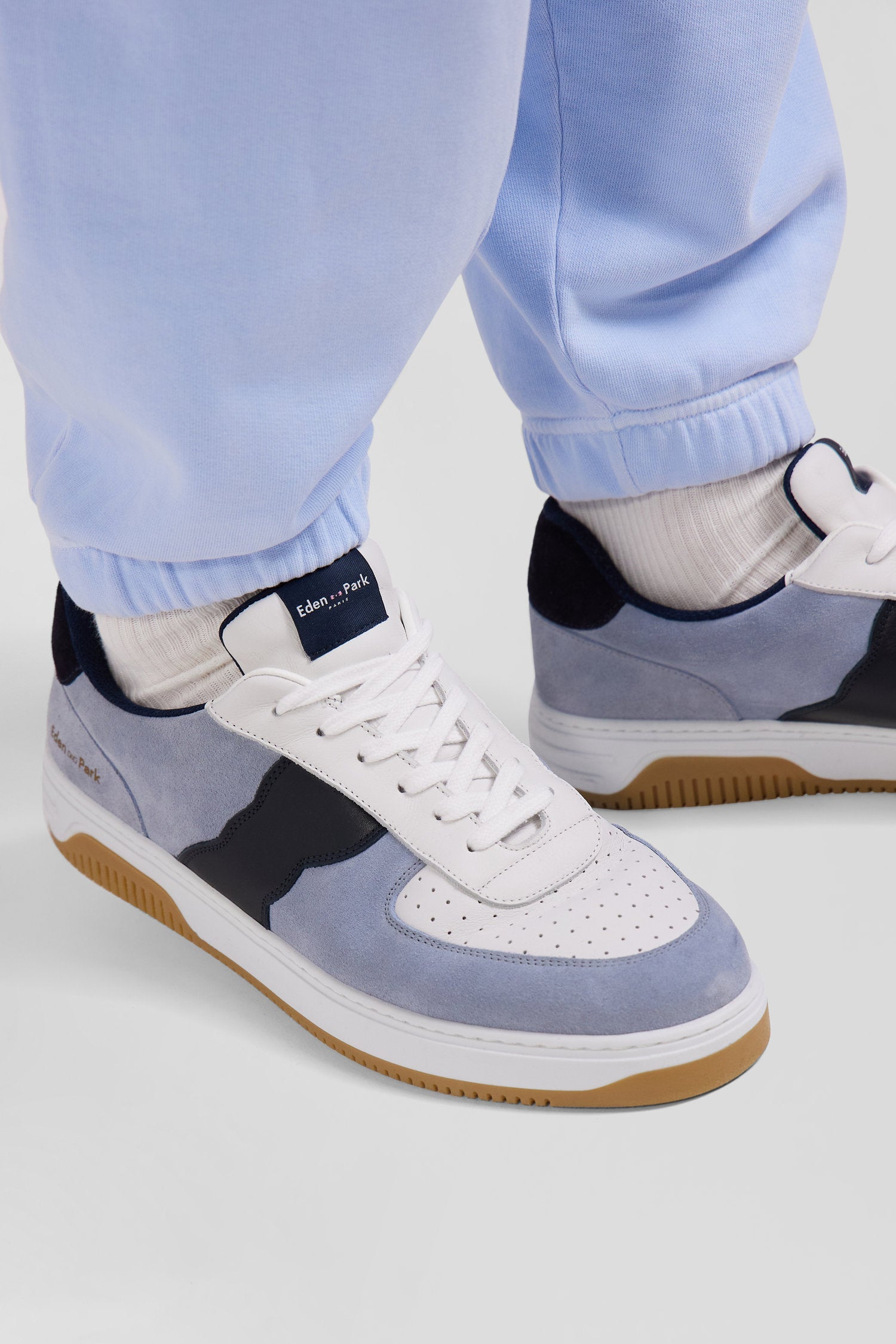 Sky blue low top leather sneakers with navy blue cut out Eden Park