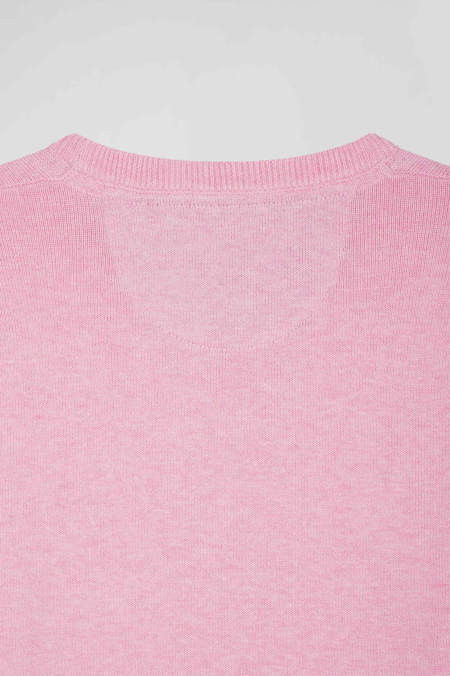 Pull col V en laine et coton rose coupe Regular