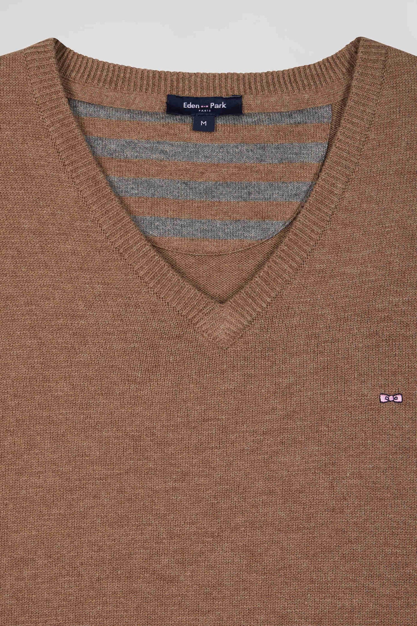 Pull col V en laine et coton camel demi-lune cerclée coupe Regular