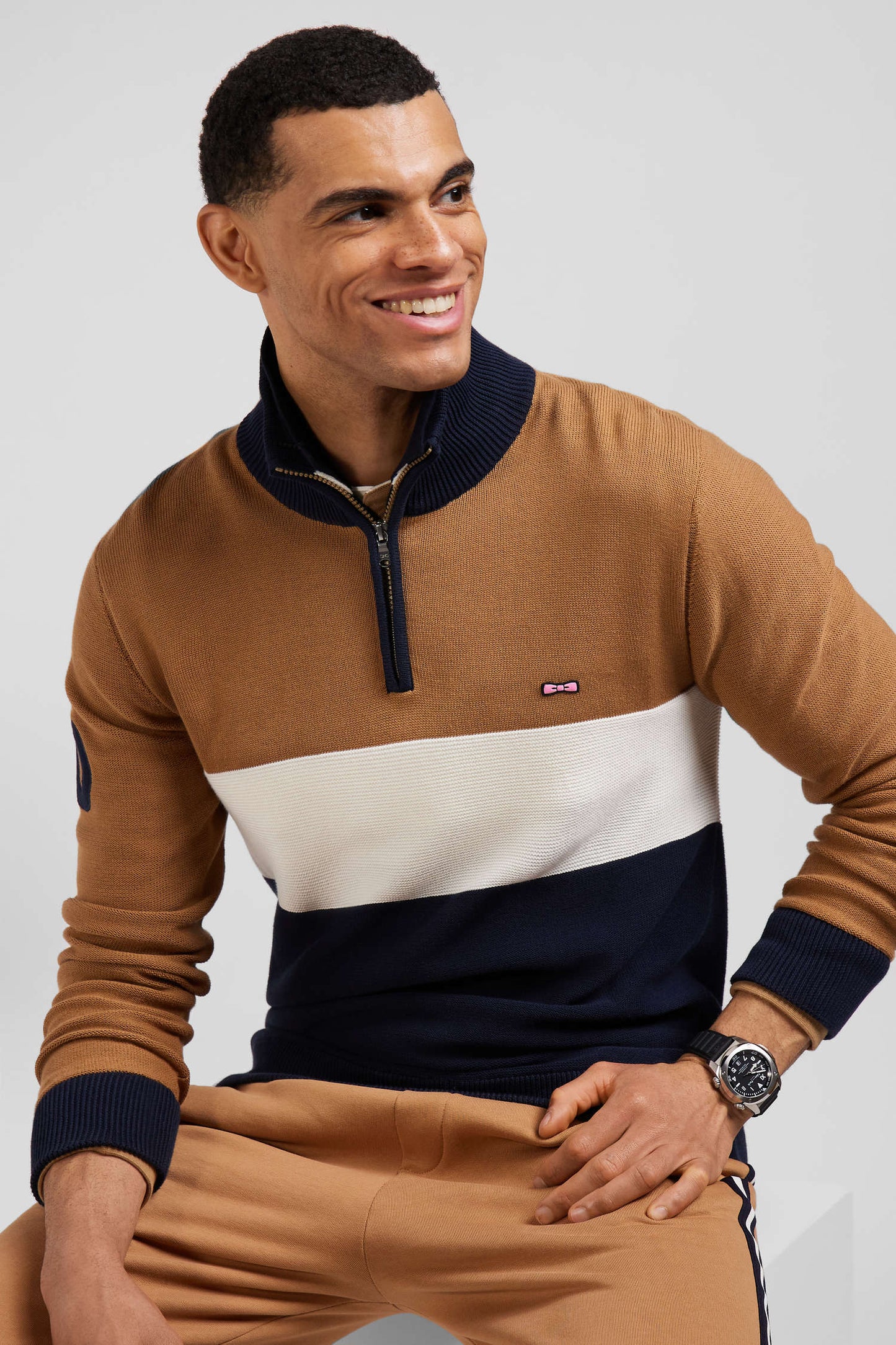 Pull col camionneur zippé colorblock en coton camel brodé coupe Regular