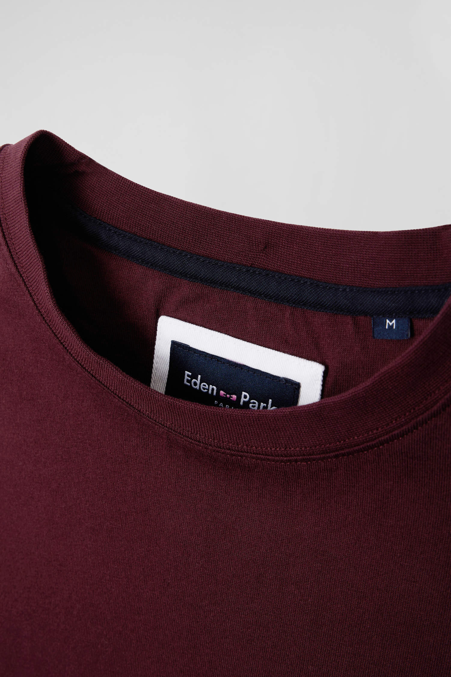 Men's burgundy t shirt outfit online