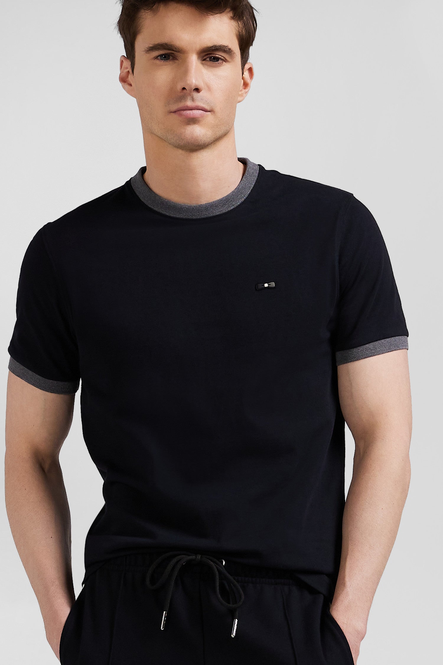 T-shirt manches courtes en coton noir broderie dos coupe Regular