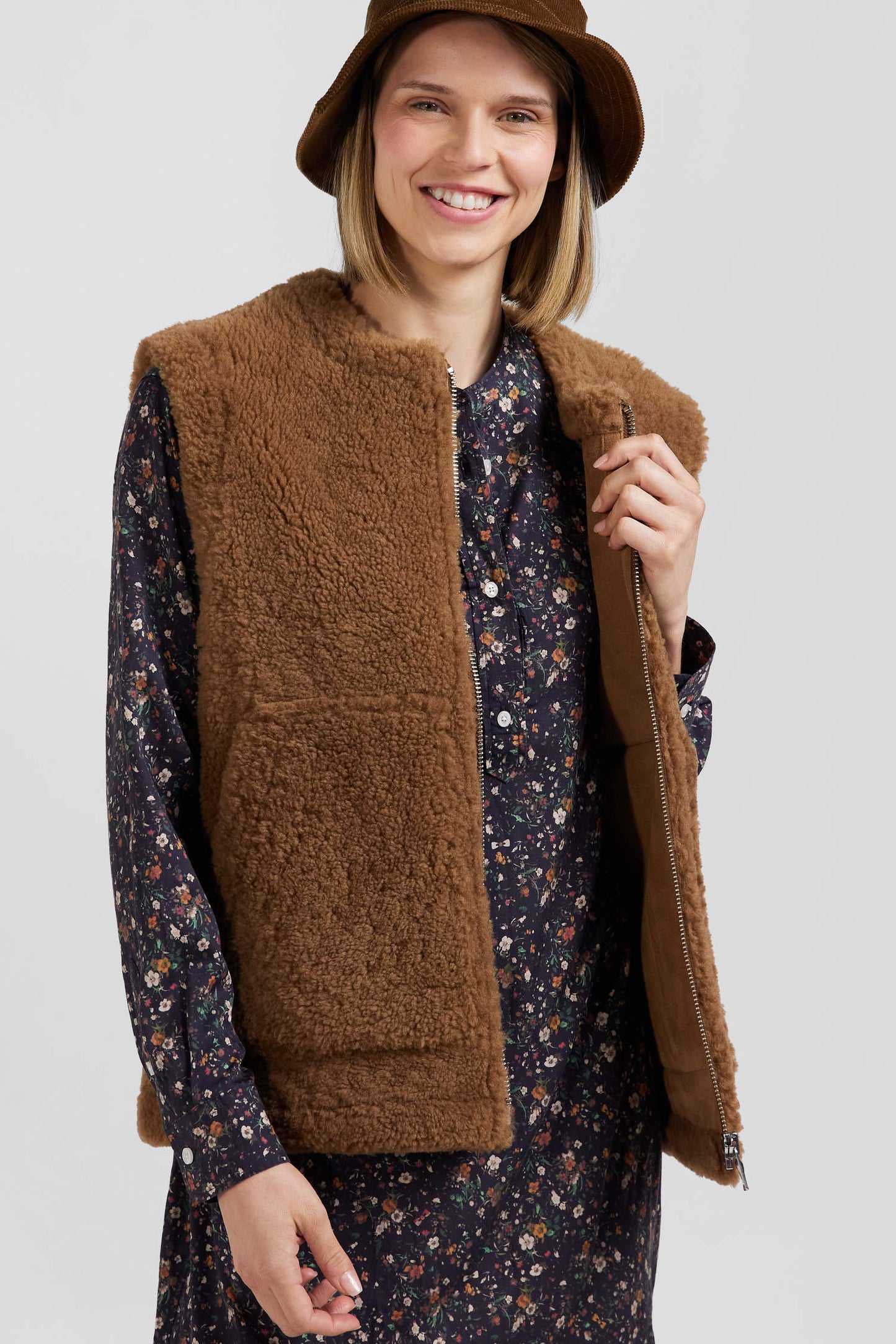 Gilet sans manches zippé en peau retournée camel coupe Relaxed