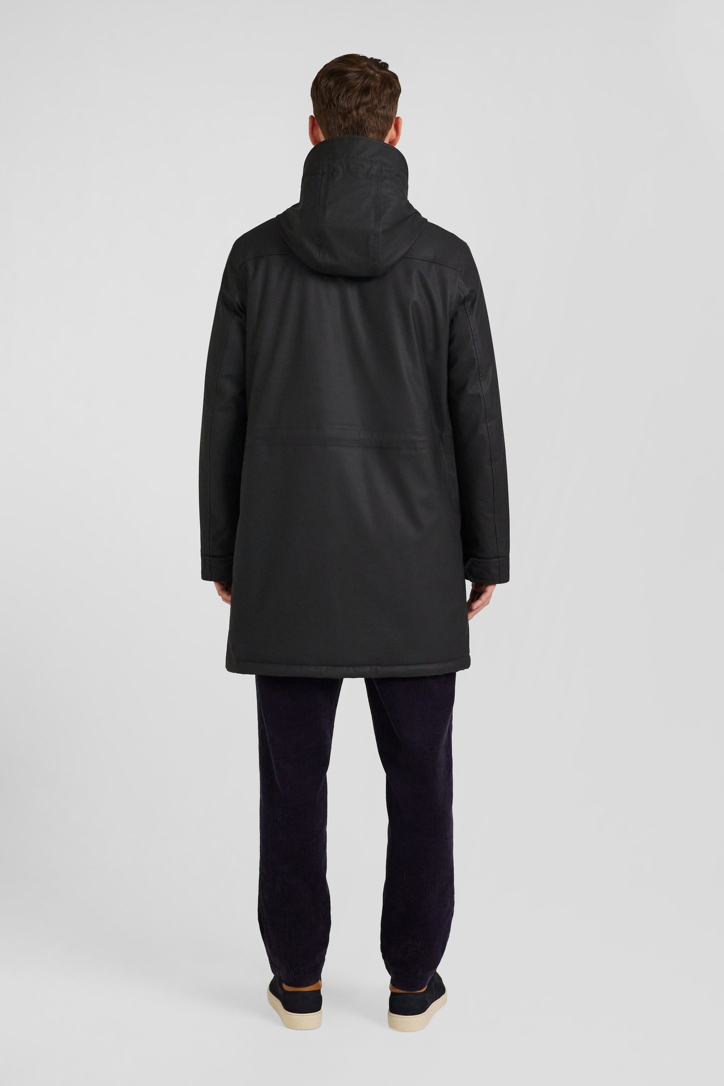 Imperméable noir à capuche intégrée